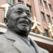北京市百貨大楼と言えば、店正面にある銅像をご存じの方はどのくらい？