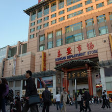 真向かいには「東安市場」。いつ「新」が取れちゃったの？