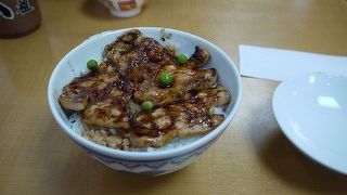 甘辛いタレがおいしさを引き立てます