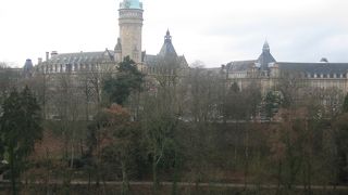 旧市街の対岸低地に