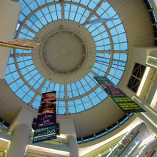ドーム型天井。中国百貨店定番の吹き抜けになって居ます。
