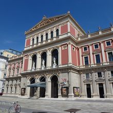 ガイドツアー参加受付は建物左側面の小さな出入り口