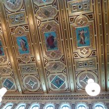 大ホール/音が響く構造の天井