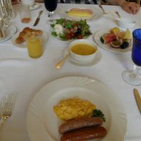 朝食　ソーセージがまったく口に合わなかった