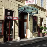 入り口。　ホテルのPCでNETブラウズ可。