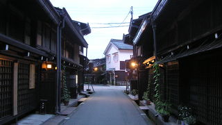 朝も早いですが、夜も早いです。