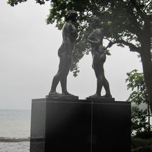 雨にぬれる乙女の像