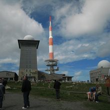 山頂の風景です。テレビ塔、博物館、気象観測所などがあります。