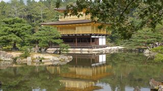 池に映る金閣寺