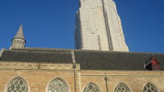 高い尖塔を持つゴシックの教会