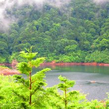 エメラルドグリーンの湖