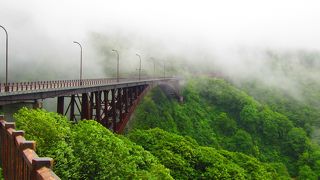 霧に包まれた大橋