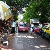 ホテル前のランブトリ通り