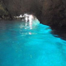 奥から戻ってくる時の光景。めちゃくちゃ青いです。