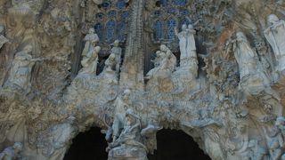 サグラダ・ファミリア　対照的な二つの入口