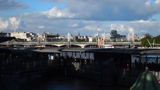 テムズ川からロンドンの街並みを