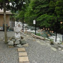 滝の真上が見える祠