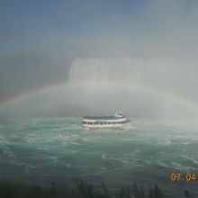 凄い水しぶきの中、滝つぼ近くまで進みます。