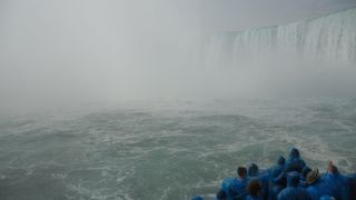 サマーシーズンのナイアガラでは、やっぱり霧の乙女号に乗って、びしょ濡れになりたい!