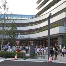 ソラマチ広場と人だかり