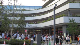 たくさんのショップとレストラン