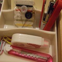 デスクの引き出しには、ホッチキス、カッタ−、修正テ−プ、クリ