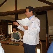 茶歌舞伎の指導をするスタッフ