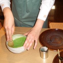 抹茶をたてるスタッフ