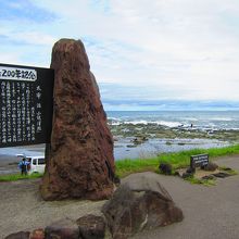 あらぶる波と岩場
