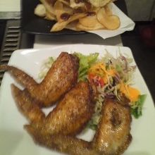 手前が手羽先で奥がメイン?のお好み焼チップス