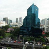 部屋からオフィスを眺める 