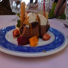 見た目ほど甘すぎないケーキ、ボリュームたっぷり