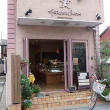 ピンクのかわいい建物です。