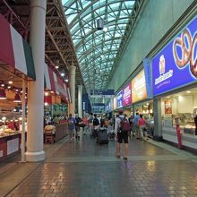 ショップの向こうにAMTRAKの入口が見える