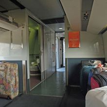 車内エンドにスーツケース置き場とトイレがある