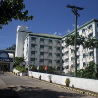 大きな道路から少し奥まった場所にあります