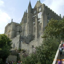 崖の上にあります。