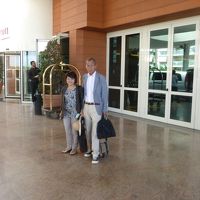 ホテル周辺には何もなく飲食等はホテル内で。ロビーは比較的広い