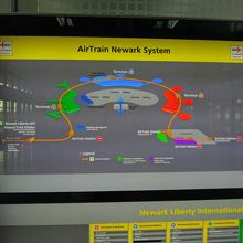 ホームには路線図とターミナル案内図があった