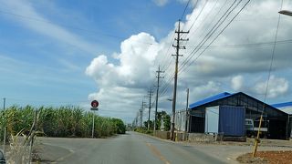 ここの灯台からの雄大な眺めがいい．青い海がよく見える