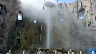 足湯につかりながら間欠泉鑑賞