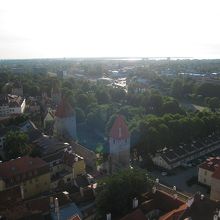 街の西側の城壁です。赤い塔と城壁の姿がわかります。