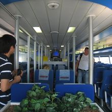 高速船の内部です。売店などもあり1時間半は快適です。