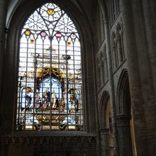 内部のステンドグラス。