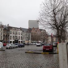 石畳のグラン・サブロン広場。