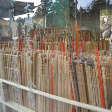 お遍路さんが使った金剛杖が、たくさん奉納されています