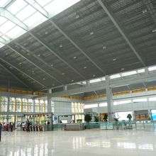 広い館内、飛行場まで片道５元の券を自販機で購入します