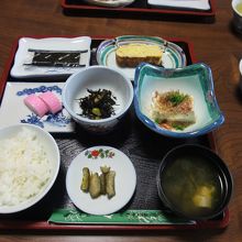 部屋まで運んでくれる、シンプルな朝食