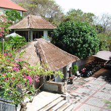 東屋みたいになってる所で施術します