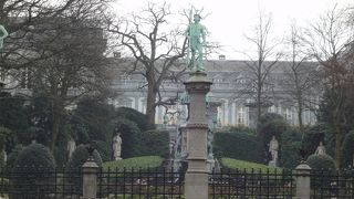 銅像がたくさんあります。